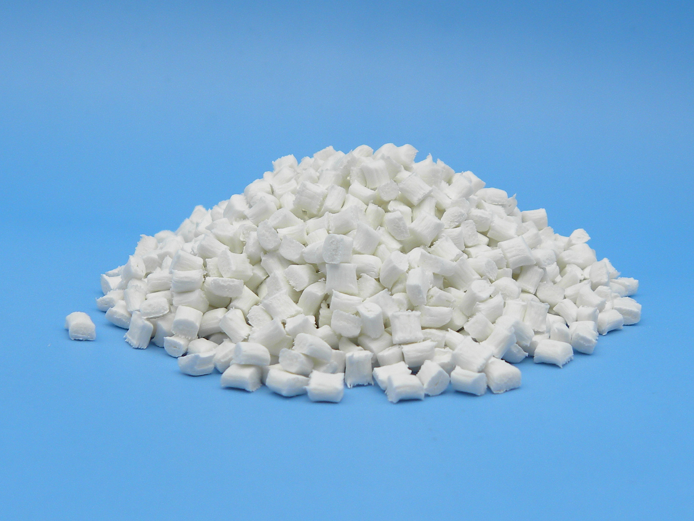 玻纖增強(qiáng)PBT材料在電子工業(yè)中的應(yīng)用與制造技術(shù)探析